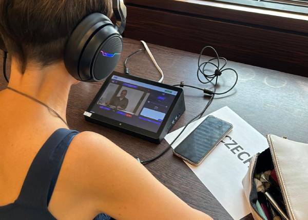 traduttrice-con-schermo